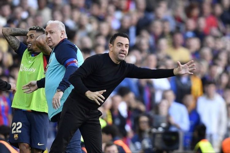 Pelatih Barcelona Xavi Hernandez dalam laga lanjutan Liga Spanyol kontra Espanyol di Stadion Camp Nou, 31 Desember 2022. Terkini, Xavi Hernandez akan mendampingi Barcelona dalam laga kontra Villarreal. Laga Villarreal vs Barcelona digulirkan di Stadion El Madrigal pada Senin (13/2/2023) dini hari WIB.