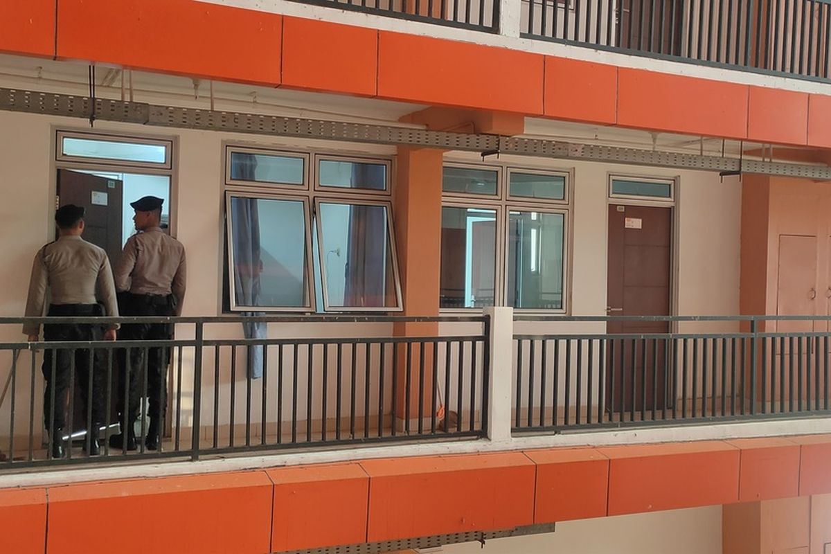 Polisi memeriksa kondisi warga, korban tawaran kerja ke luar negeri, yang tengah menginap di Rusunawa Giripeni, Kalurahan Giripeni, Kapanewon Wates, Kabupaten Kulon Progo, Daerah Istimewa Yogyakarta.