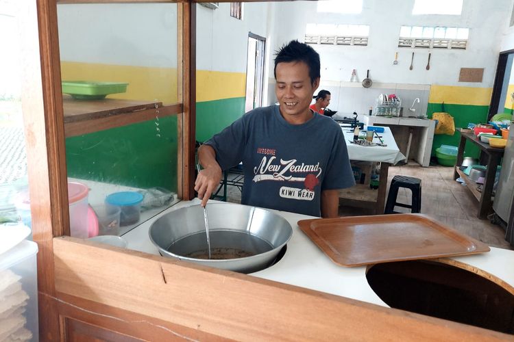 Tarkum sedang mengaduk kuah soto di warung soto H Imam yang berada di kawasan GDC Depok, Jawa Barat