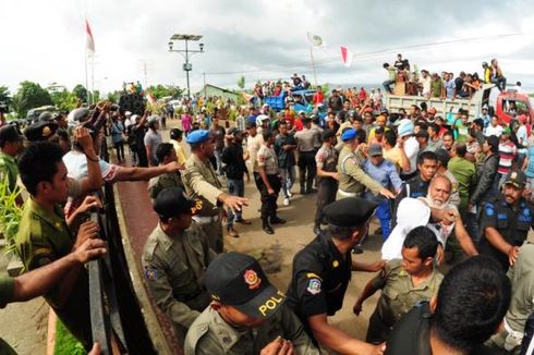 Aksi Protes CPNS di Morotai Ricuh, Kantor Bupati Dirusak Massa