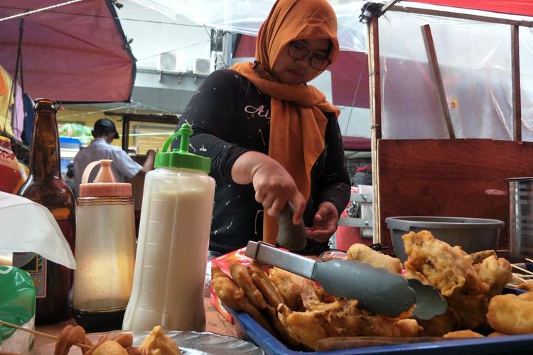 Diah, penjual gorengan di Metro Pasar Baru saat melayani pelanggan, Selasa (4/5/202).