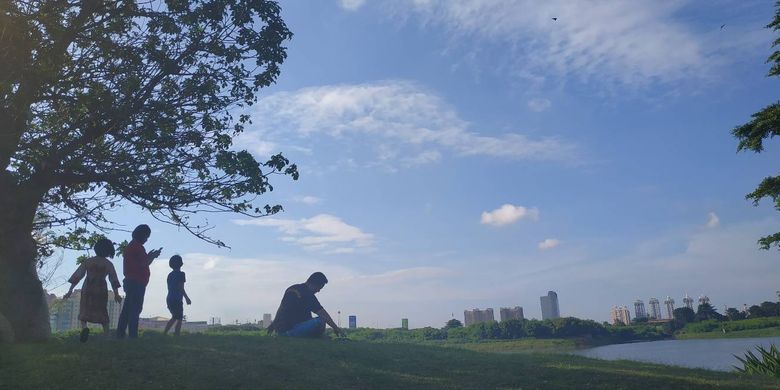 Suasana asri di Taman Waduk Ria Rio Pulomas, Jakarta Timur.