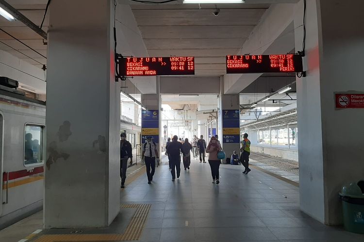 Suasana di Stasiun Manggarai, Jakarta, Selasa (31/5/2022) Terpantau Ramai