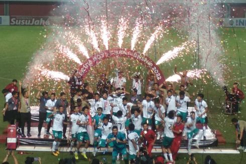 Ketum PSSI dan Menpora Ikut Angkat Trofi Piala AFF U16 2022 bersama Iqbal