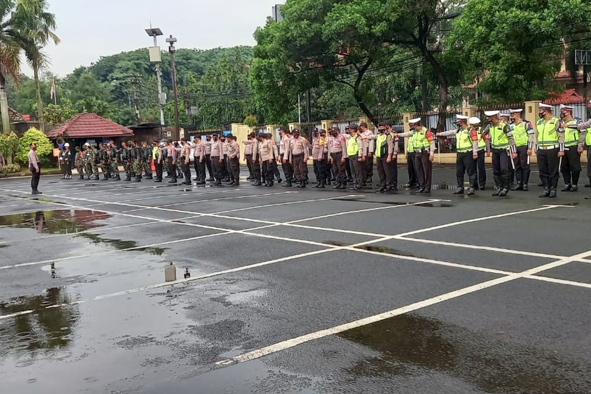 Apel Tim Personel Gabungan sebelum melakukan pengamanan malam tahun baru di Kota Tangerang, Kamis (31/12/2020) sore.