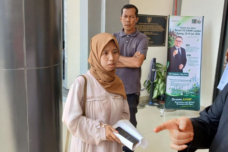 Kampus Klarifikasi soal Rachmi yang Temui Dedi Mulyadi di Padang, Sebut Terkendala Akademik