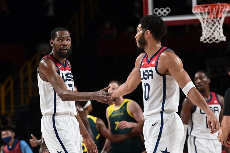 Bintan tim Amerika Serikat Kevin Durant (kiri) dan Jayson Tatum (kanan) saat tampil pada semifinal Olimpiade Tokyo kontra Australia di Saitama Super Arena, Kamis (5/8/2021) siang WIB.