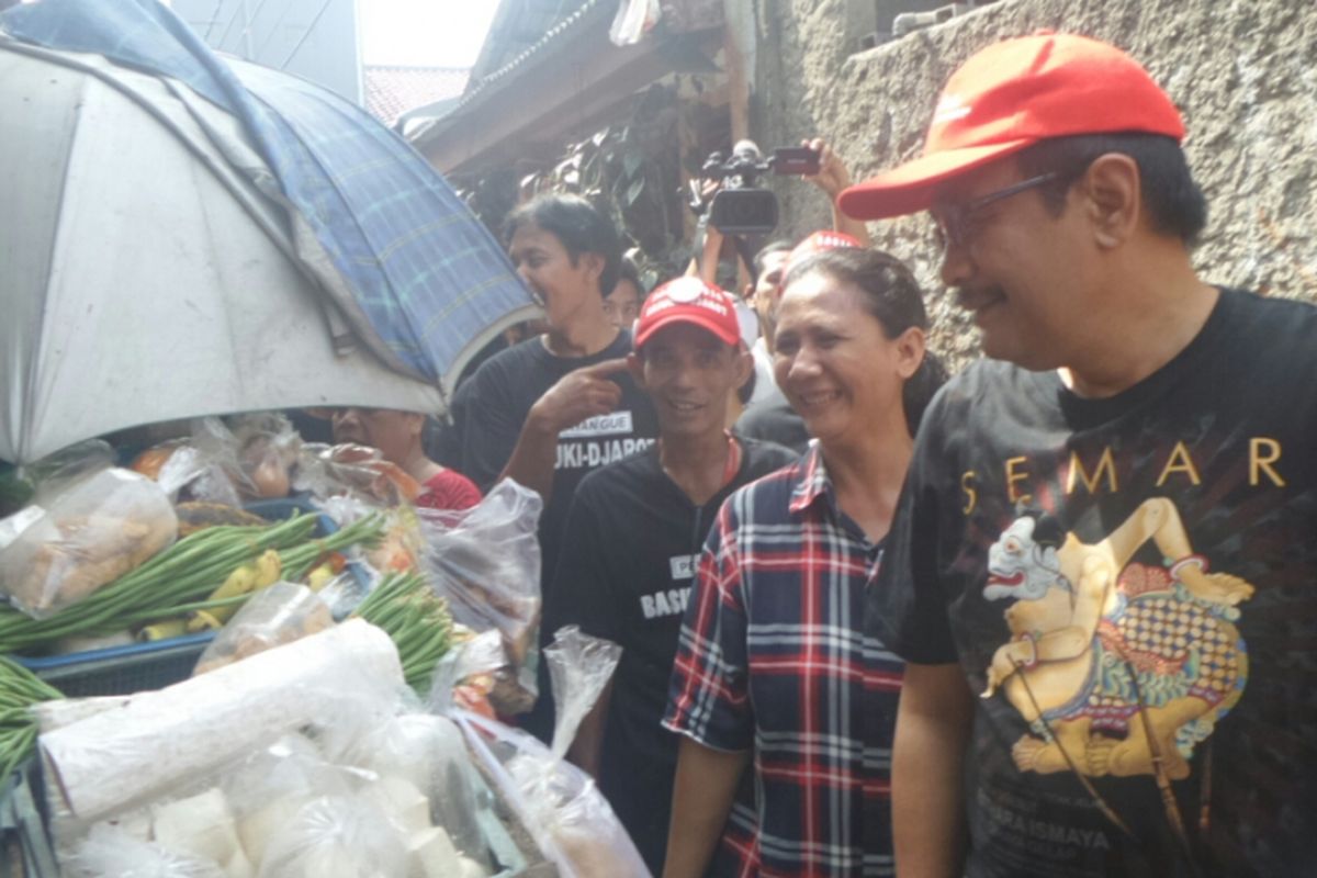 Cawagub DKI Djarot Saiful Hidayat berbincang dengan ibu rumah tangga saat blusukan di Jalan Buaran 1, Klender, Minggu (19/3/2017). 