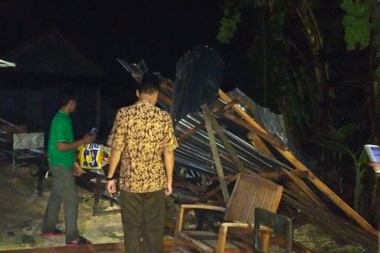 Kondisi rumah warga Desa Tlogo Agung, Kecamatan Baureno, Kabupaten Bojonegoro, Jawa Timur, yang roboh usai diterhang angin kencang saat hujan deras terjadi Senin (20/3/2023).