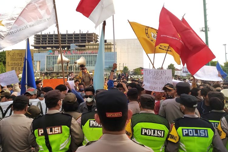 Elemen mahasiswa demonstrasi menolak kenaikan harga BBM bersubsidi di depan Pendapa Kabupaten Banyumas, Jawa Tengah, Senin (5/9/2022) sore.