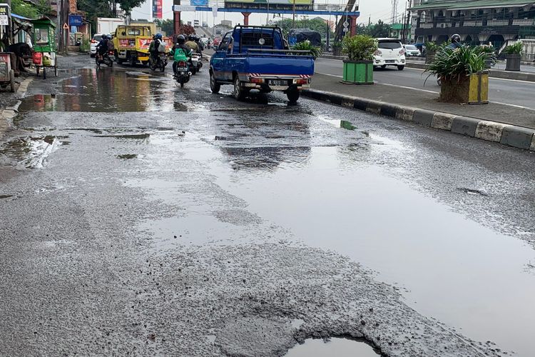 Jalan penghubung akses menuju ke DKI Jakarta tepatnya di wilayah Kranji, Bekasi Barat, Kota Bekasi yang dipenuhi lubang dan sering banjir. Padahal jalan ini merupakan akses utama menuju Ibu Kota.