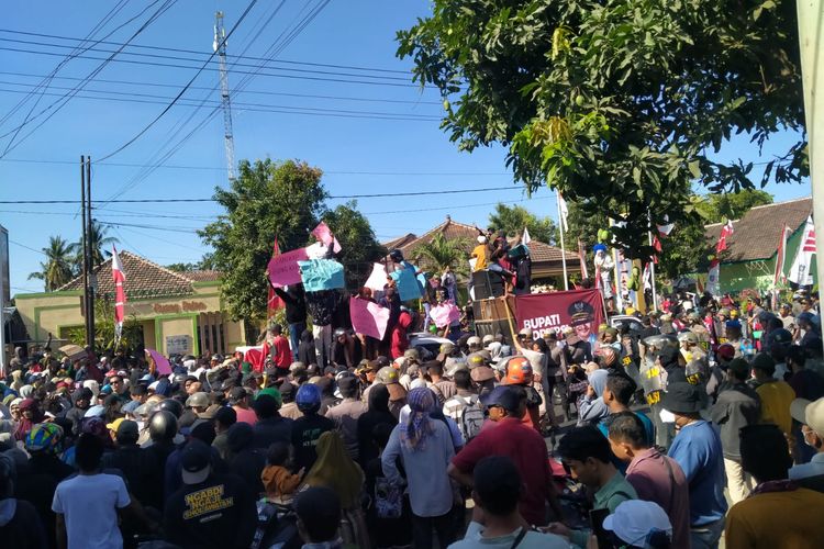 Massa melakukan aksi mendukung KPK pada Senin (26/8/2024) setelah beredar surat Bupati Situbondo jadi tersangka. Mereka mendukung KPK menahan Bupati Situbondo Karna Suswandi.