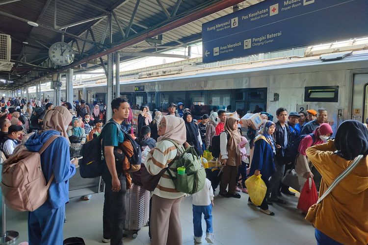 Penumpang kereta api mulai memadati perjalanan kembali ke Jakarta hari ini, Sabtu (3/1/2026) usai libur akhir tahun 2025 dan Tahun Baru 2026.