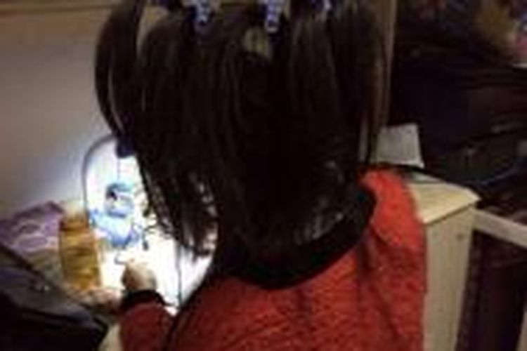 Seorang mahasiswi China mengikat rambutnya ke langit-langit arsamanya agar tidak tertidur saat belajar