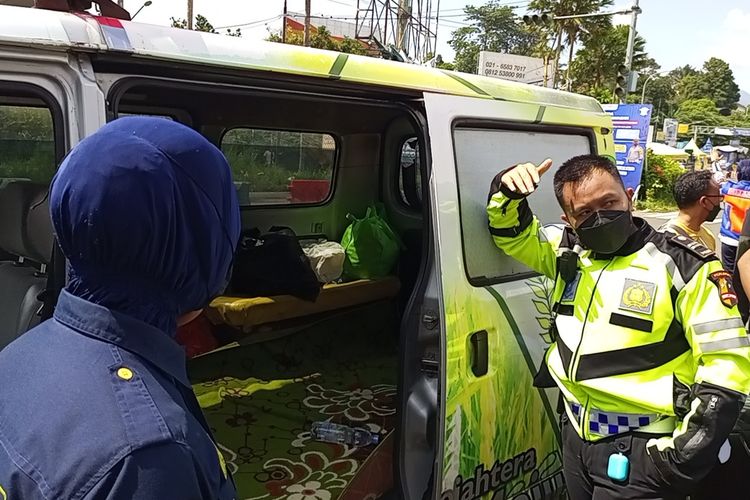 Polisi menindak satu Ambulans yang nekat terobos one way di Jalur Puncak Bogor, Jawa Barat, Sabtu (7/5/2022).