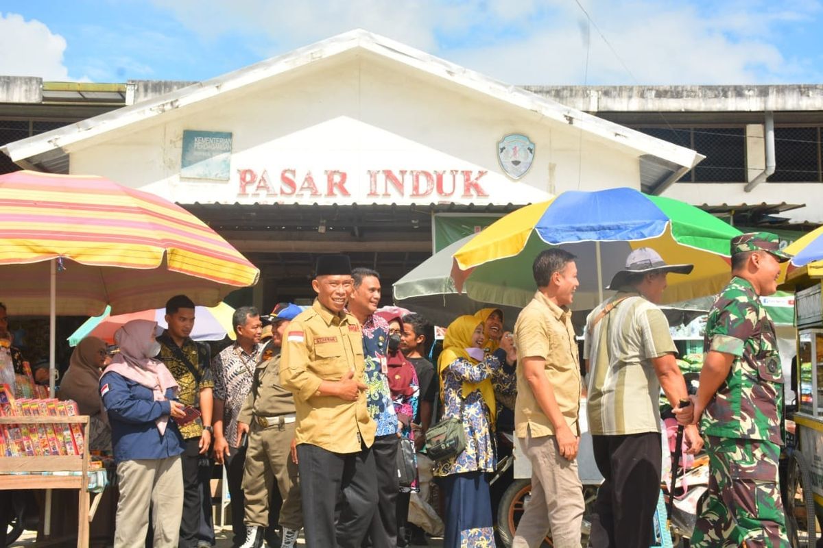 Bupati Bulungan Syarwani sata meninjau Pasar Induk Tanjung Selor.