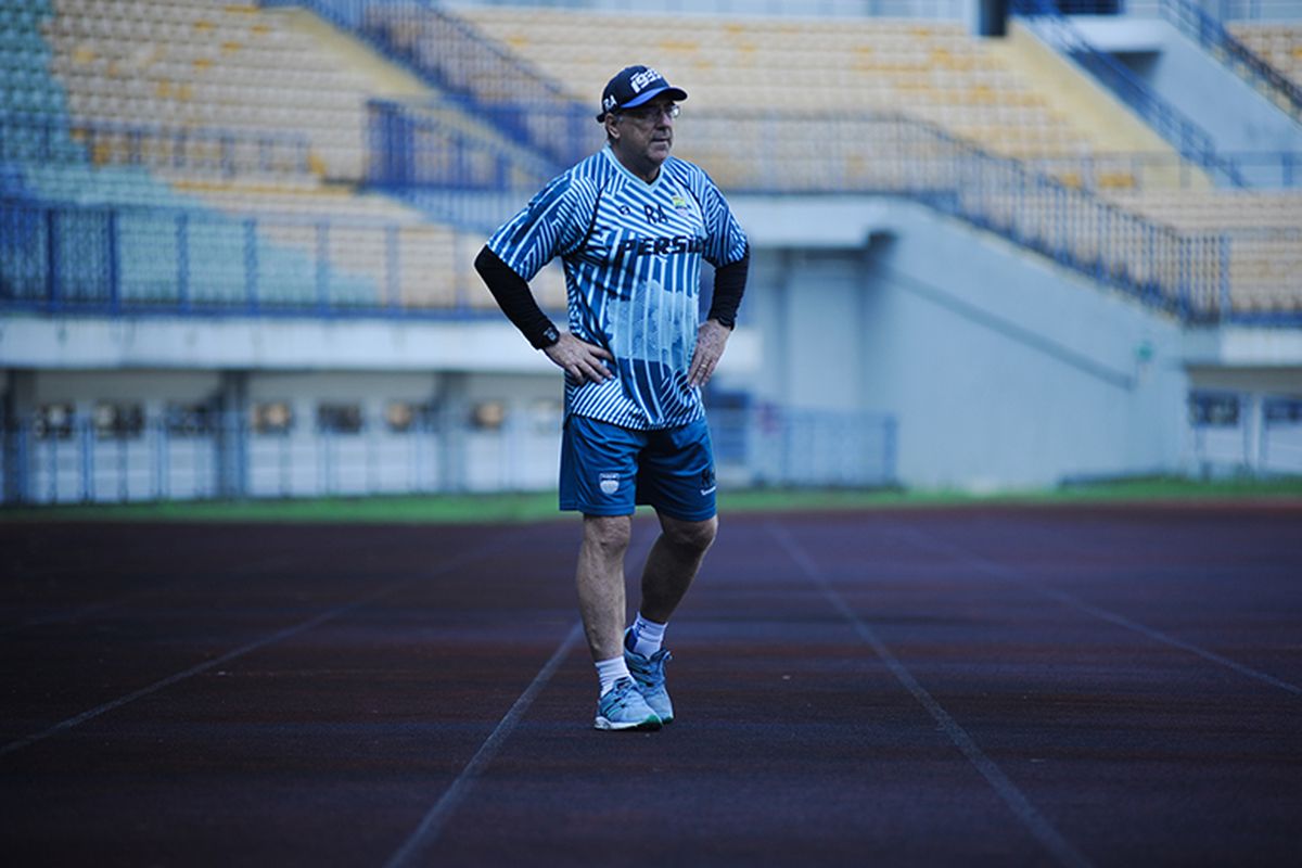 Pelatih Persib Bandung, Robert Rene Alberts, memantau sesi latihan timnya di Stadion Gelora Bandung Lautan Api (GBLA), Rabu (26/5/2021). 