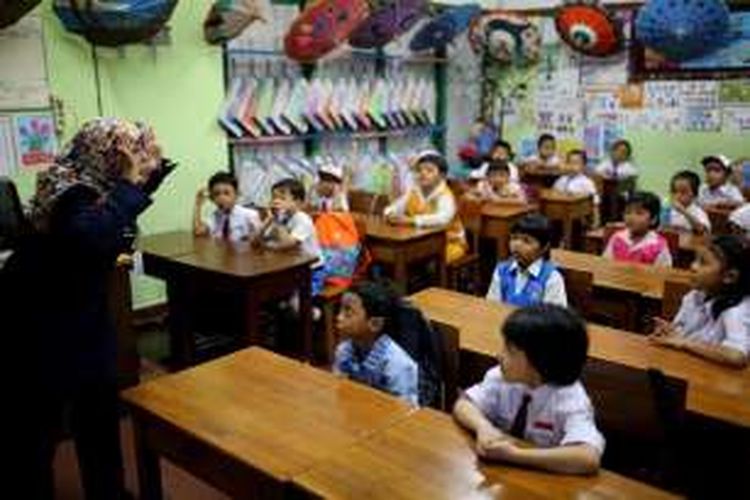 Siswa kelas 1 menjalani hari pertama sekolah di SDN 01 Menteng, Jakarta Pusat, Senin (18/7/2016). Peraturan Menteri Pendidikan dan Kebudayaan Nomor 23 Tahun 2015 tentang Penumbuhan Budi Pekerti berisi, antara lain, tentang keterlibatan orangtua dalam pendidikan anak. Salah satu hal yang ditekankan ialah kewajiban orangtua mengantar anak ke sekolah pada hari pertama tahun ajaran baru.
