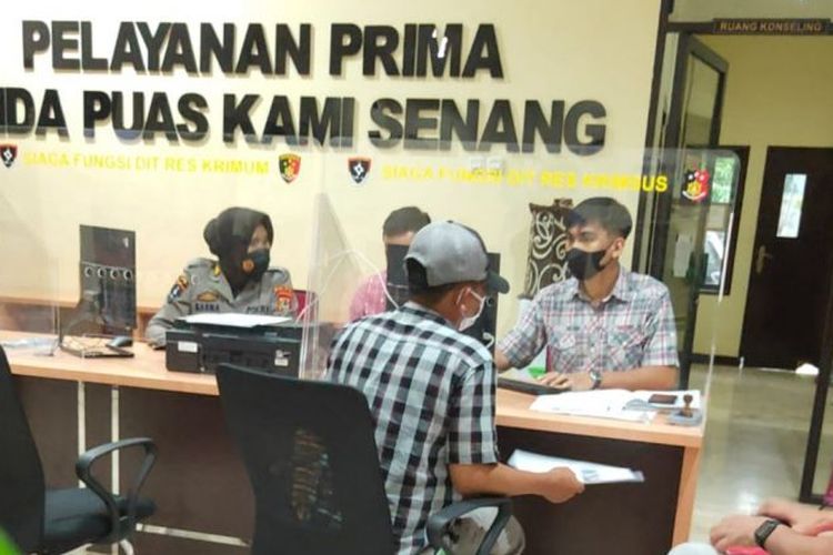 Pelapor SF (kiri) didampingi penasehat hukumnya saat melaporkan pengaduan pencemaran nama baiknya atas kasus dugaan pemerkosaan terhadap tiga anaknya di Luwu Timur pada 2019 lalu, kemudian viral di medsos di kantor SPKT Polda Sulawesi Selatan, Makassar, Sabtu (16/10/2021). 