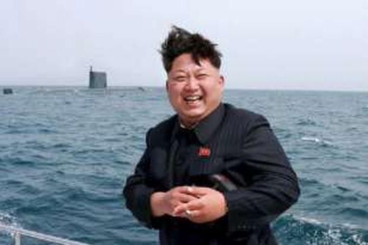 Pemimpin muda Korea Utara, Kim Jong Un, mengawasi uji coba penembakan rudal balistik dari kapal selam di Laut Timur atau Laut Jepang.