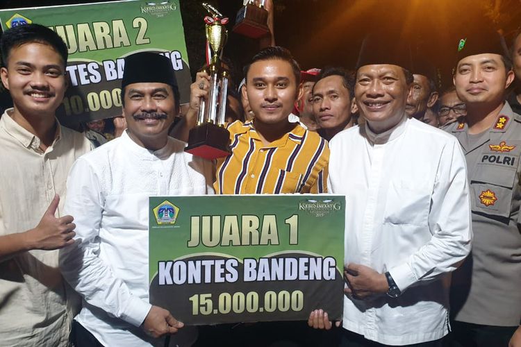 Syaifullah Mahdi alias Sandi (tengah), juara kontes ikan bandeng dalam agenda pasar bandeng tahun ini di Gredik, Jawa Timur.