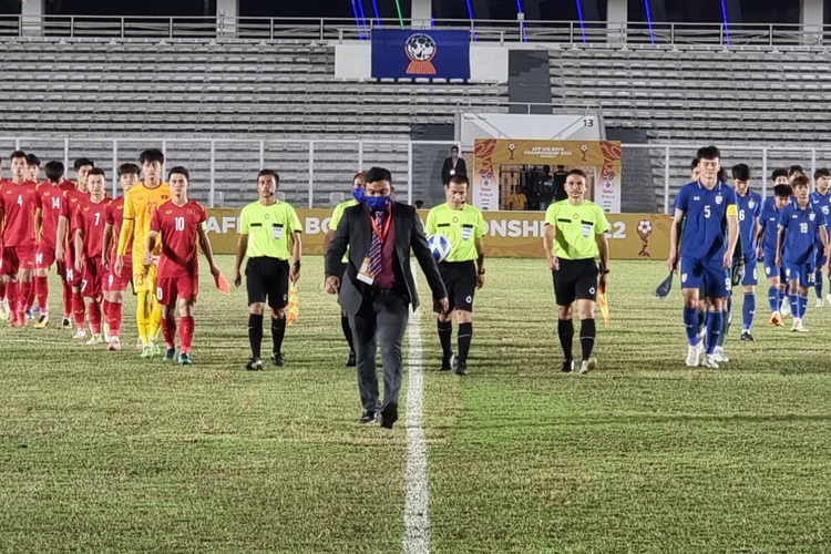 Para pemain Timnas Vietnam vs Thailand memasuki lapangan Stadion Madya, Senayan, jelang laga Grup A Piala AFF U19 2022, Minggu (10/7/2022). Terkini, Vietnam sukses mengalahkan Thailand lewat adu penalti dengan skor 5-3 (1-1) pada laga perebutan tempat ketiga Piala AFF U19 2022, Jumat (15/7/2022) sore WIB.