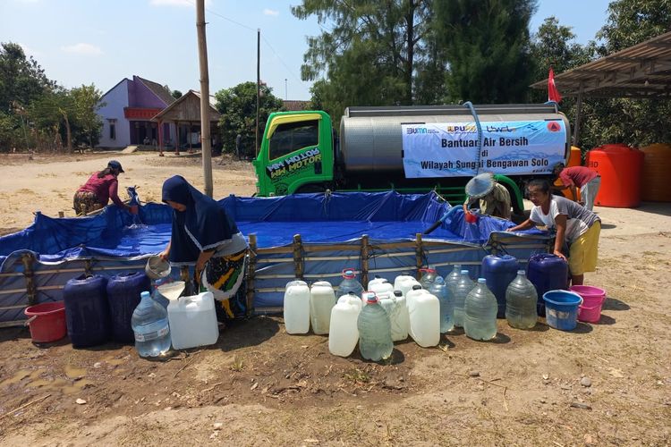 BBWS DAS Solo melakukan droping air bersih bagi 2 desa di Ngawi yang mengalami kekeringan ekstrem. Sebagian warga terpaksa memanfaatkan air bengawan solo dengan cara menggali pasir dipinggir sungai untuk menyaring air bengawan Solo yang kotor.