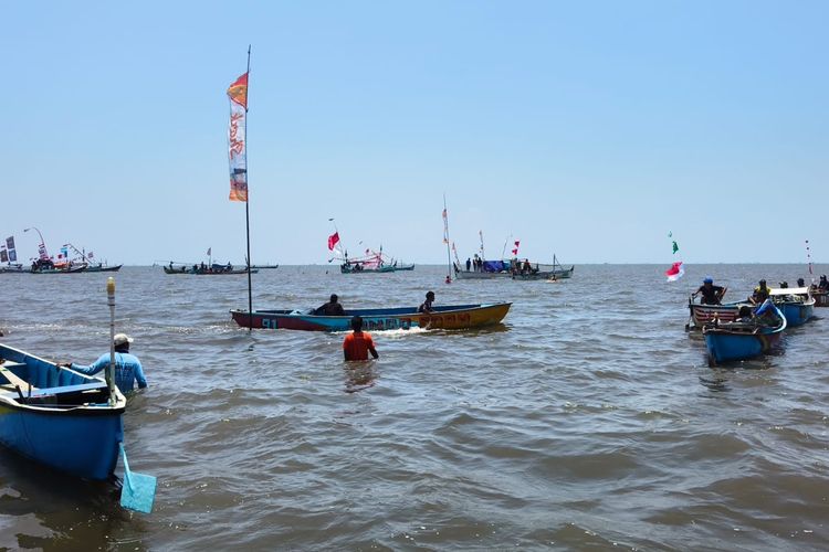 Serunya Balap Perahu Fiber di Pasuruan, Ajang Adu Cepat Nelayan dalam Tradisi Petik Laut