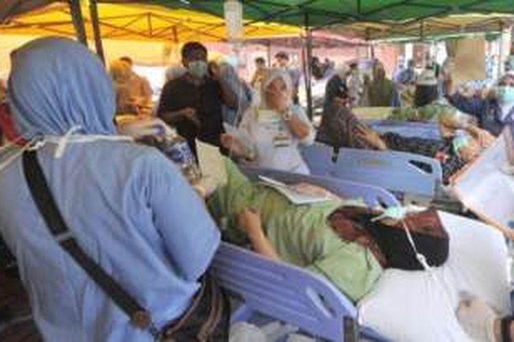 Ratusan pasien Rumah Sakit (RS ) Sultanah Aminah di Johor Bahru, Johor, Malaysia, terpaksa dirawat di tenda darurat setelah lantai dua RS tersebut terbakar, Selasa (25/10/2016). Enam pasien tewas dalam kebakaran itu.