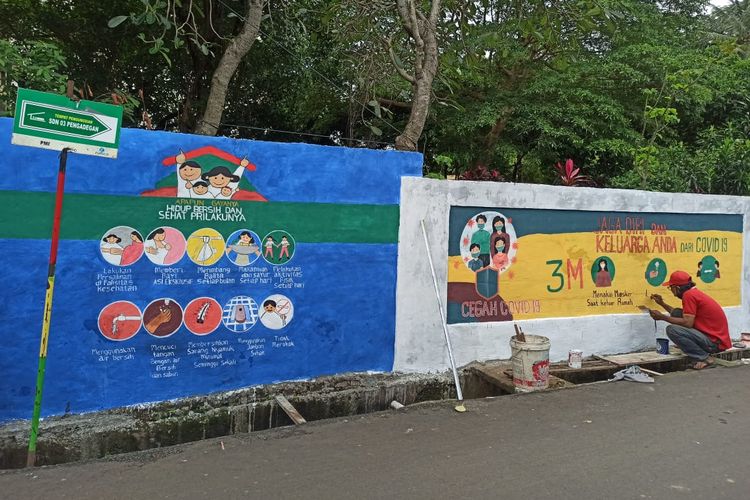 Kelurahan Pengadegan, Kecamatan Pancoran, Jakarta Selatan membuat mural pencegahan virus COVID-19 di Jl. Pengadegan Timur.