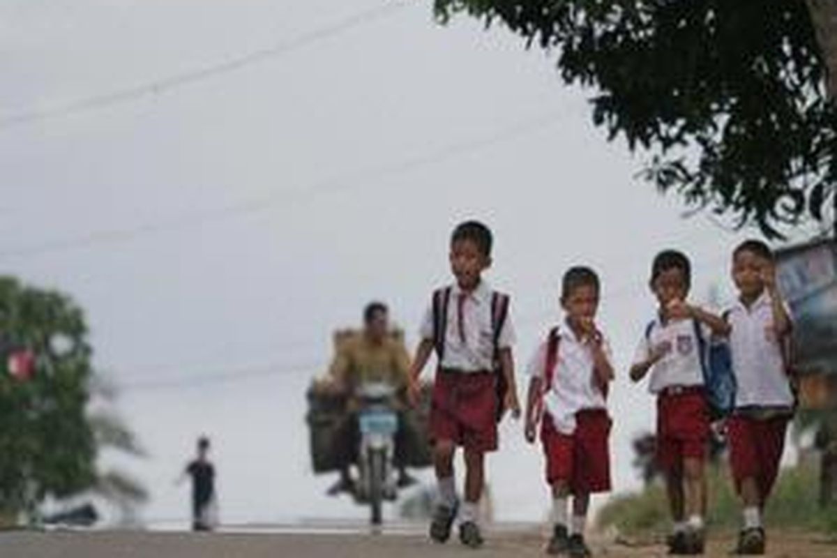 Anak-anak sedang berangkat ke sekolah