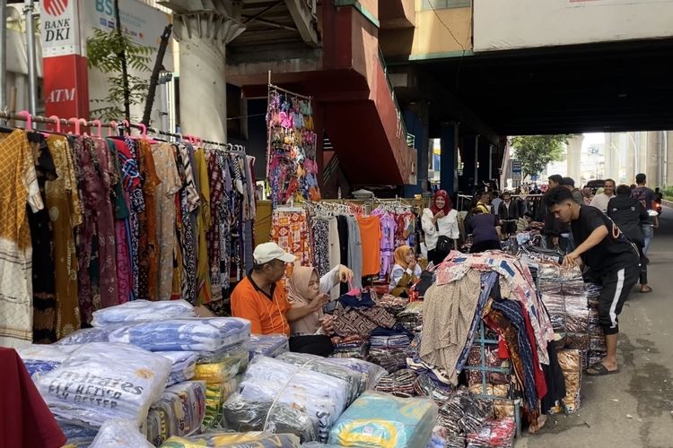 Pasar Cipulir Tutup Saat Lebaran, Pedagang Pilih Gelar Lapak di Pinggir Jalan