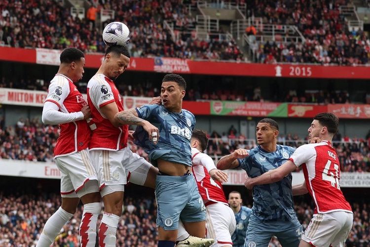 Suasana perebutan bola dalam laga pekan ke-33 Liga Inggris 2023-2024 antara Arsenal vs Aston Villa di Stadion Emirates, 14 April 2024. (Photo by Adrian DENNIS / AFP) / RESTRICTED TO EDITORIAL USE. No use with unauthorized audio, video, data, fixture lists, club/league logos or 'live' services. Online in-match use limited to 120 images. An additional 40 images may be used in extra time. No video emulation. Social media in-match use limited to 120 images. An additional 40 images may be used in extra time. No use in betting publications, games or single club/league/player publications. / 
