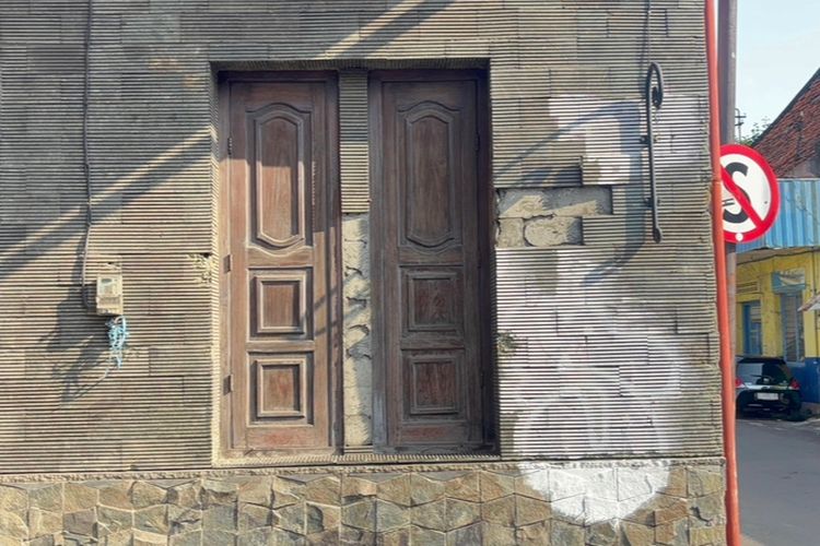 Tempat yang diduga menjadi lokasi pencurian lampu di Kota Lama Surabaya, Jumat (11/7/2025).