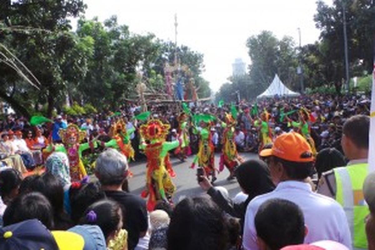 Tari topeng mengawali Jakarnaval 2013. Minggu (30/6/2013).