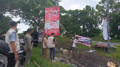 Bawaslu Bangkalan Copot Spanduk Kecaman terhadap Gibran