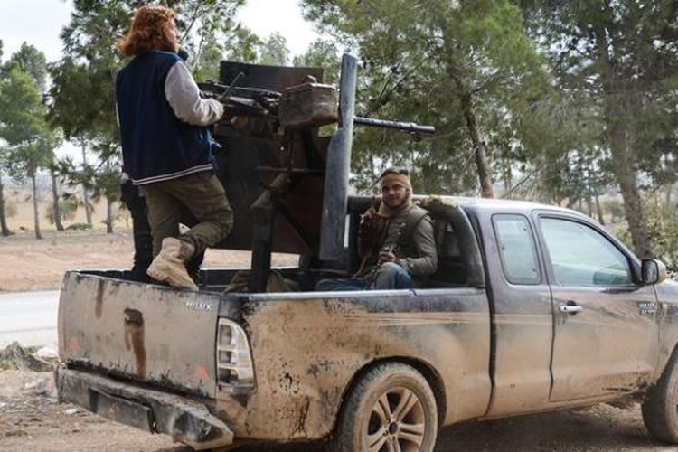 Seorang anggota pasukan pemberontak Suriah berada di sebuah kendaraan yang dipersenjatai senapan otomatis berat di dekat kota Al-Bab.