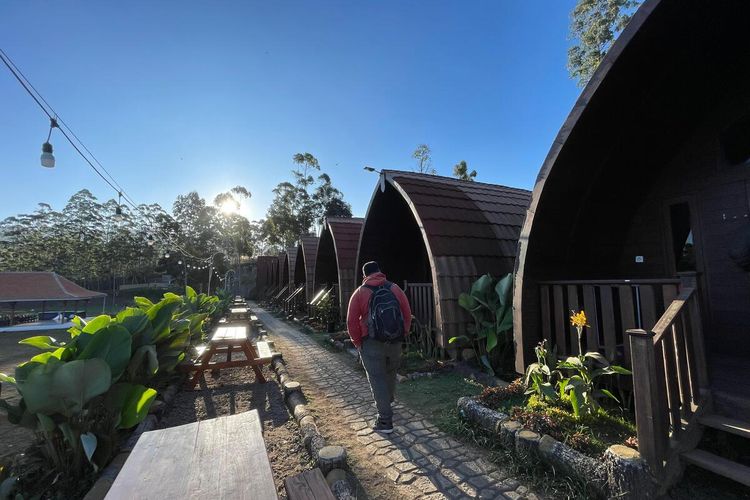 Pengunjung tengah melihat salah satu fasilitas penginapan di The Parabon Land yang terletak di Situ Cileunca, Kampung Parabon, Desa Warnasari, Kecamatan Pangalengan, Kabupaten Bandung, Jawa Barat pada Minggu (26/11/2023)