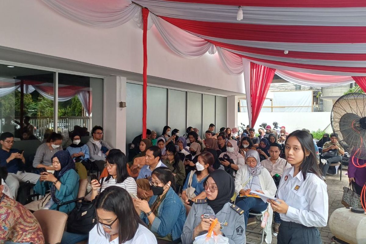 Penampakan antrian warga yang hendak mengurus Pindah Memilih di Kantor Komisi Pemilihan Umum (KPU) Jakarta Selatan, Senin (15/1/2024).