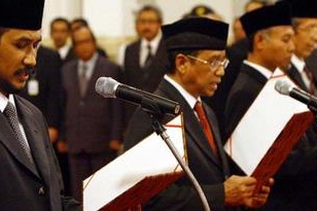 Pimpinan KPK periode 2011-2015, Abraham Samad, Busyro Muqoddas, Bambang Widjojanto, Zulkarnain, dan Adnan Pandu Praja (kiri ke kanan), mengucapkan sumpah saat acara pelantikan di Istana Negara, Jakarta Pusat, Jumat (16/12/2011).  