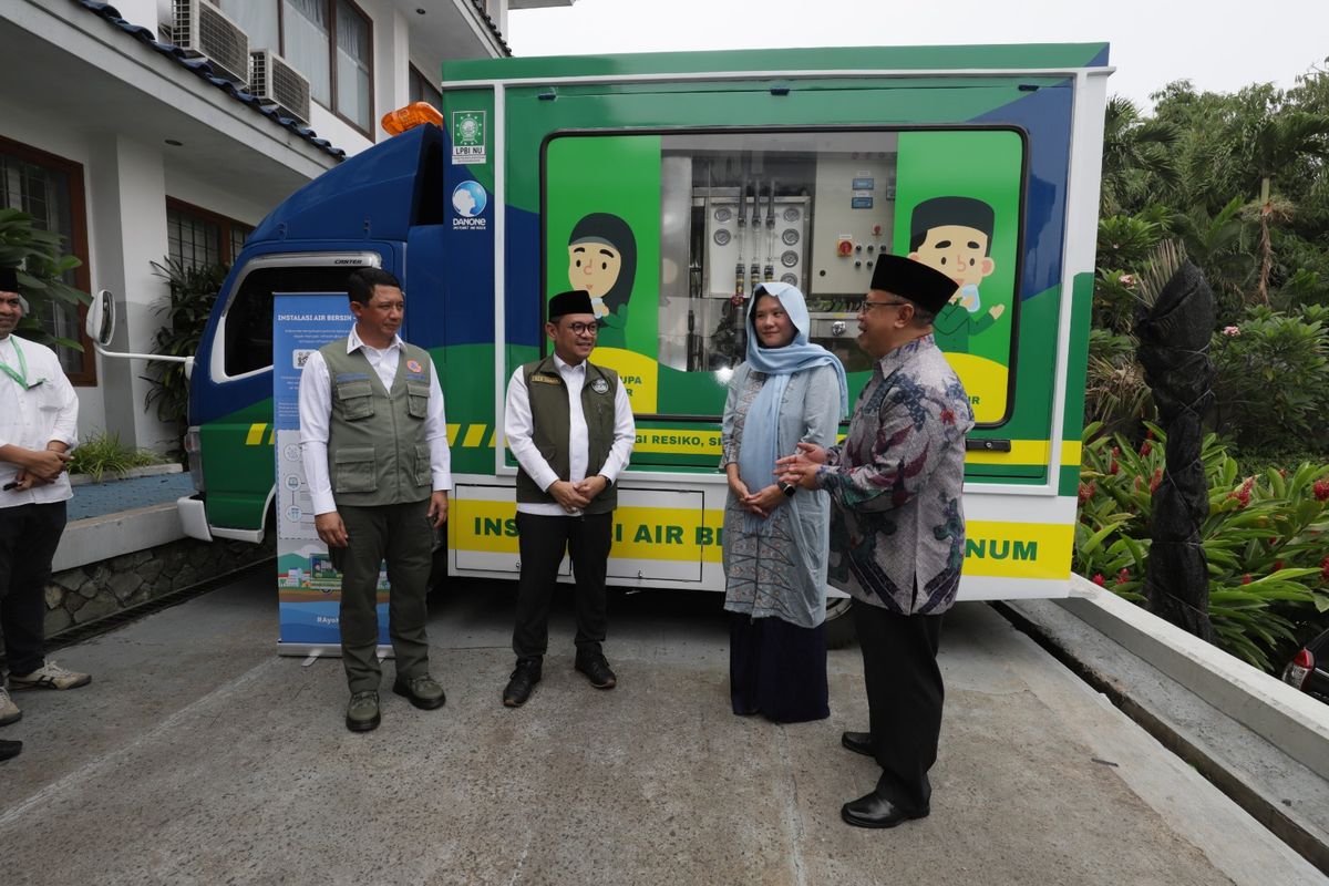 Berfoto (dari kiri ke kanan) Letjen TNI Suharyanto, Kepala Badan Nasional Penanggulangan Bencana (BNPB), TB Ace Hasan Syadzili, Ketua Lembaga Penanggulangan Bencana dan Perubahan Iklim Nahdlatul Ulama (LPBI NU), Connie Ang, Presiden Direktur Danone Indonesia dan Arif Mujahidin Corporate Communication Director Danone Indonesia saat berbincang di depan Kendaraan Tanggap Bencana Instalasi Pengolah Air dalam Rapat Koordinasi Nasional (Rakornas) LPBI NU, di Pesantren Al-Hamidiyah, Depok, Jawa Barat. Sabtu, (3/6/2023). 

Kendaraan Tanggap Bencana Instalasi Pengolah Air merupakan dukungan dari Danone Indonesia untuk mitigasi tanggap bencana LPBI NU.
