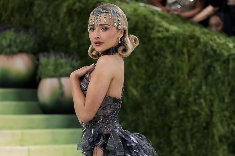 Sabrina Carpenter Tampil dengan Gaun Strip Film di Met Gala 2026