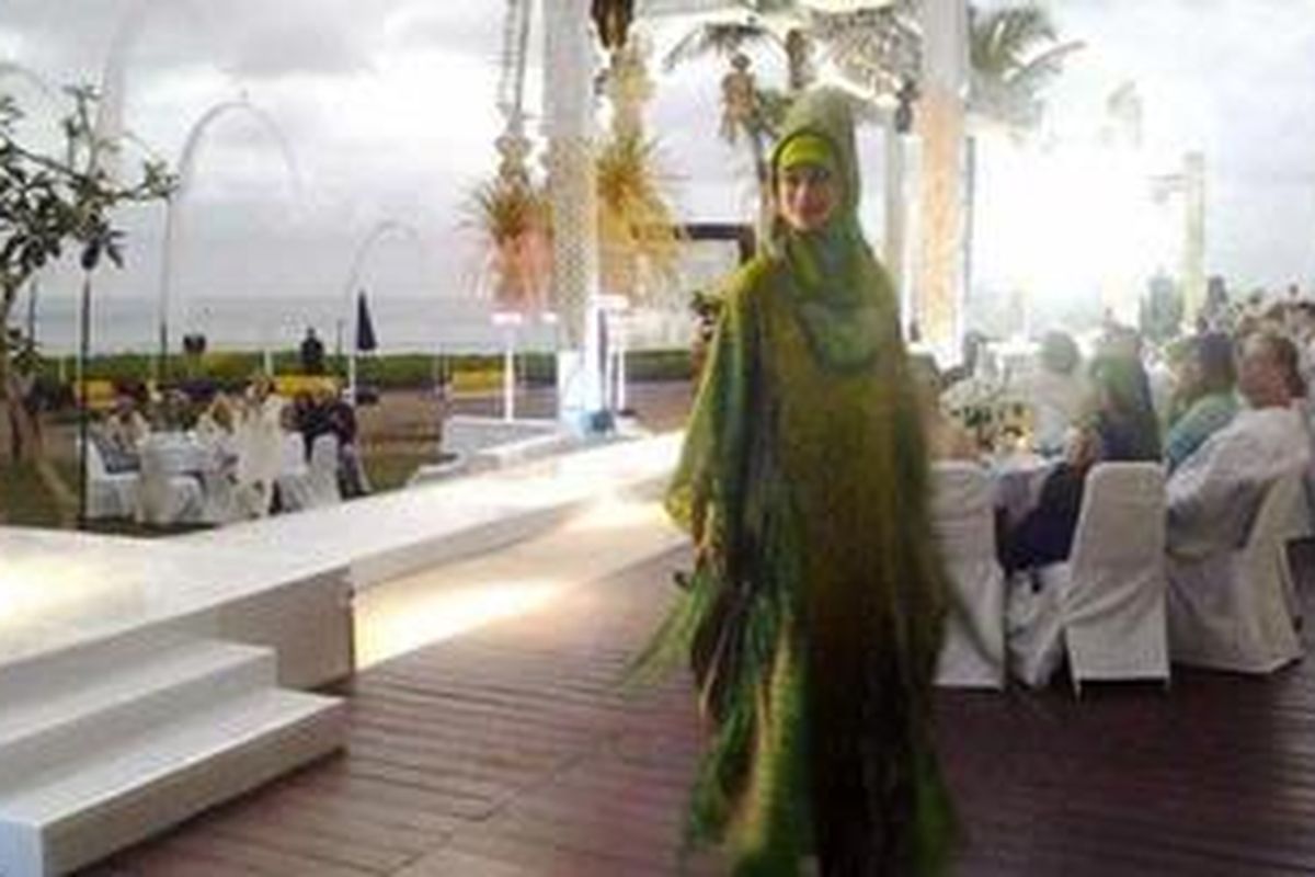 Perancang Amerika Paul Ropp tampil sebagai pembuka Islamic Fashion Festival 2012 di Bali dengan menghadirkan koleksi bertema "Absolute Dazzling".