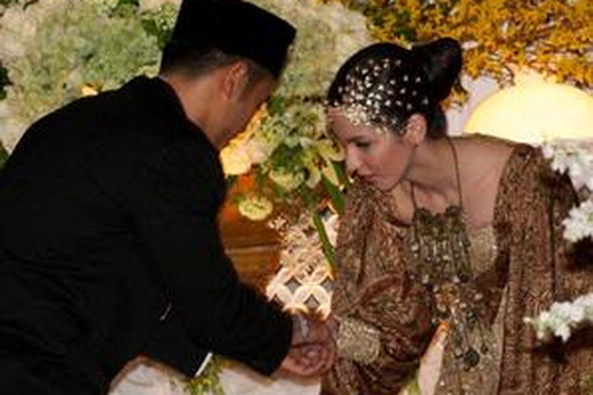 Anindra Ardiansyah Bakrie atau Ardie (kiri) bersalaman dengan Prianti Nur Ramadhania atau Nia Ramadhani dalam prosesi seserahan di kediaman orangtua Nia di Jalan Benda II No 9, Jakarta Selatan, Rabu (31/03/2010).