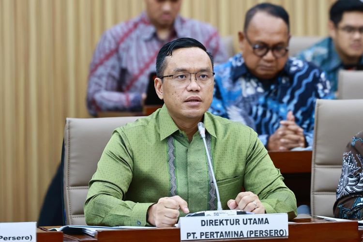 Direktur Utama (Dirut) Pertamina Simon Aloysius Mantiri dalam Rapat Dengar Pendapat (RDP) dengan Komisi VI DPR RI di Kompleks Senayan, Selasa (11/3/2025).