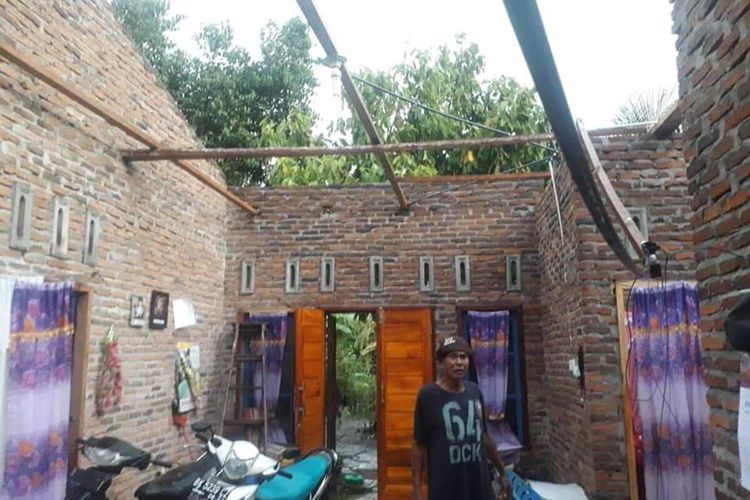 Warga di Desa Bantan, Kecamatan Dolok Masihul, Serdang Bedagai memerhatikan rumah yang rusak akibat terpaan angin puting beliung disertai hujan lebat pada Kamis (7/10/2021) sore. BPBD Serdang Bedagai mencatat ada 34 rumah yang rusak dengan kondisi ringan dan berat.