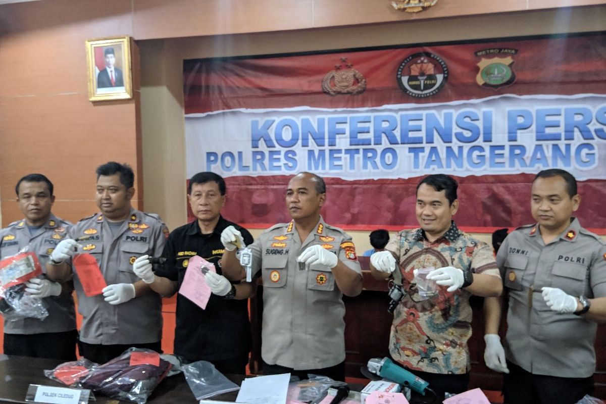 Polres Metro Tangerang Kota menunjukkan barang bukti senjata api revolver milik tersangka kasus pencurian sepeda motor di wilayah Kota Tangerang, Jumat (7/2/2020)