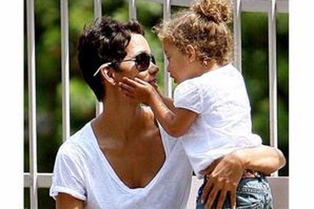 Anda membayangkan diri Anda tengah bermain dengan anak, dan merasakan ikatan yang kuat dengannya.