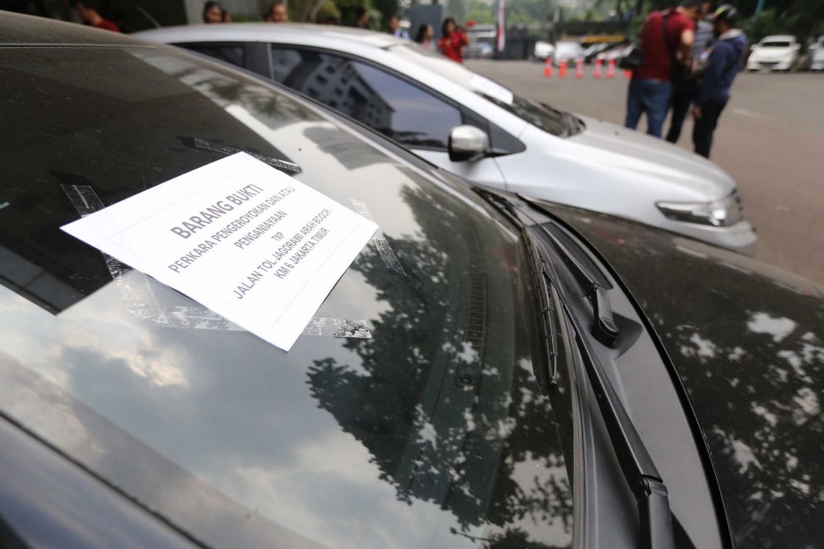 Barang bukti kendaraan yang digunakan tersangka terkait kasus penganiayaan dan pengeroyokan terhadap pakar IT ITB Hermansyah saat rilis kasus di Gedung Utama Polda Metro Jaya, Jakarta, Kamis (13/7/2017).  Iriawanmenjelaskan bahwa kasus pengeroyokan Hermansyah ini terjadi secara spontan tidak ada rekayasa dan tidak ada hubungannya dengan Habib Rizieq.