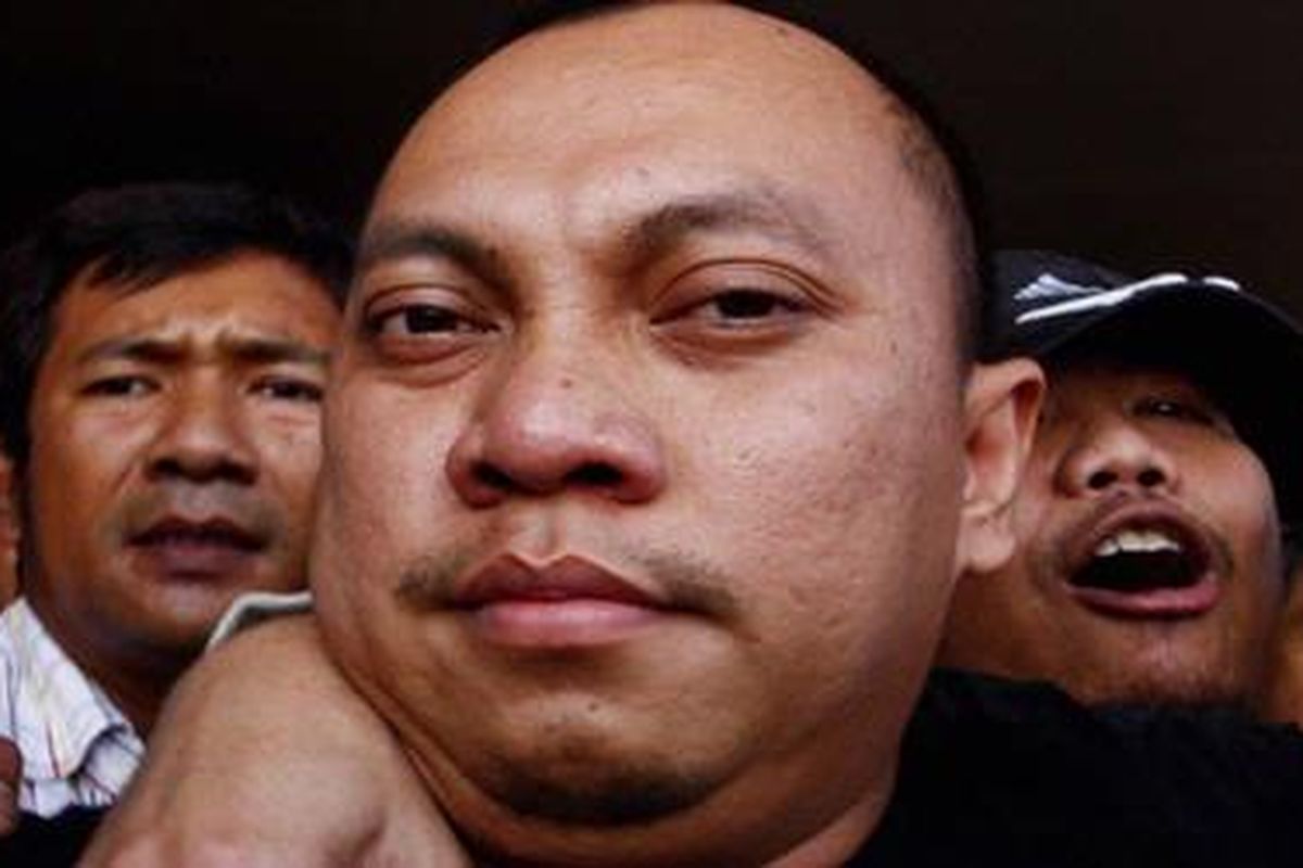 Mantan pegawai Pajak golongan III A, Gayus Tambunan (tengah) dengan pengawalan aparat meninggalkan Bandara Soekarno-Hatta, Jakarta, Rabu (31/3/2010).